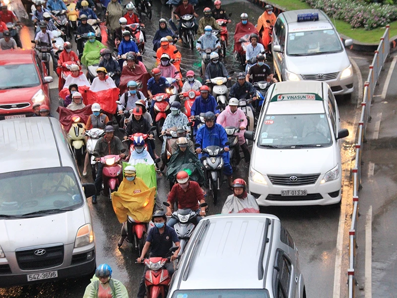 Tại một số tuyến đường khác cũng xảy ra tình trạng ùn ứ, kẹt xe nghiêm trọng trong chiều ngày 1-8